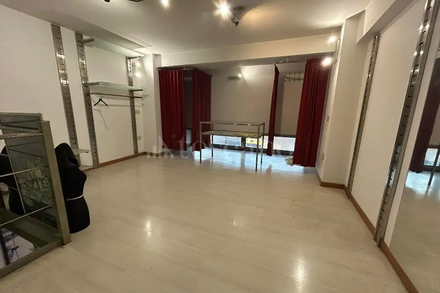 Negozio in affitto di 70 mq a €2.500 (rif. 1/2025)