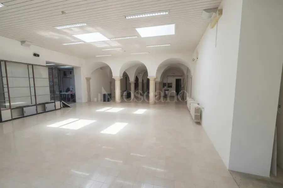 Negozio in vendita di 1.200 mq a €650.000 (rif. 20/2026)