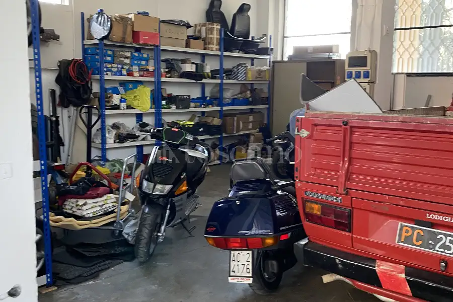 Capannone in vendita di 555 mq a €2,200 (rif. MRE4226VA)