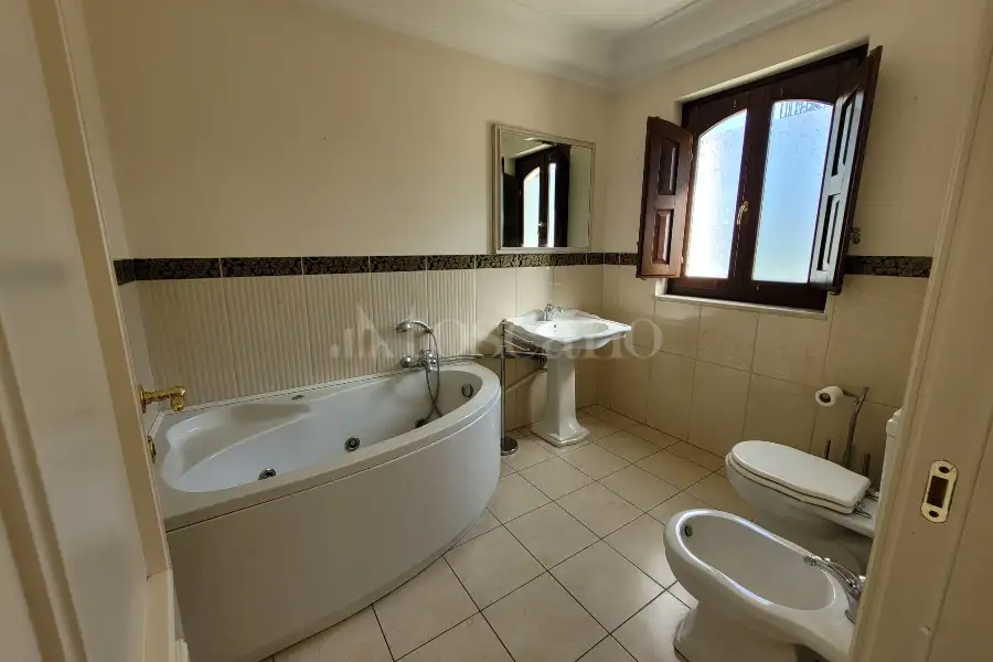 Villa Bifamiliare in vendita di 265 mq a €550.000 (rif. 215/2025)