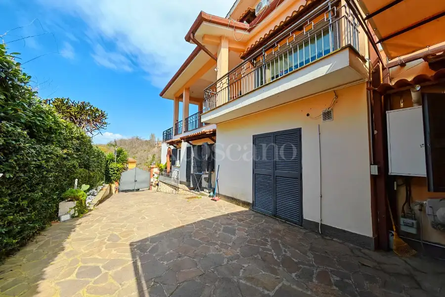 Villa Bifamiliare in vendita di 440 mq a €665.000 (rif. 5/2026)