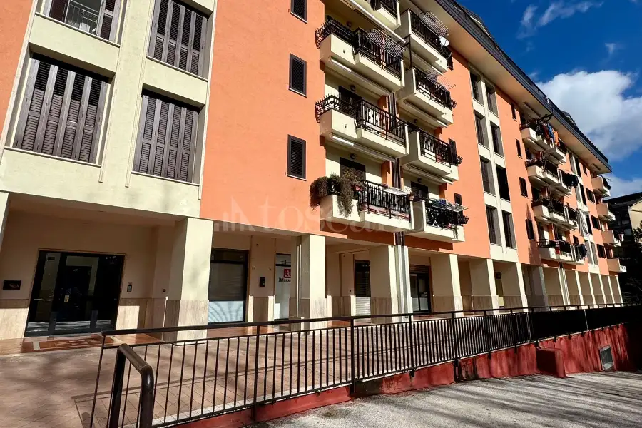 Negozio in affitto di 70 mq a €450 (rif. 17/2026)