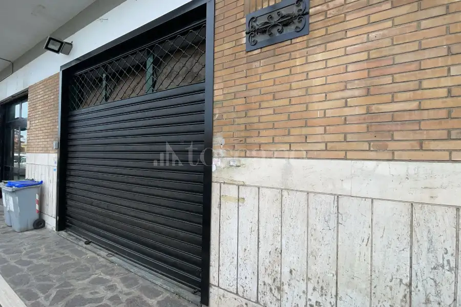 Negozio in affitto di 40 mq a €750 (rif. 21/2026)