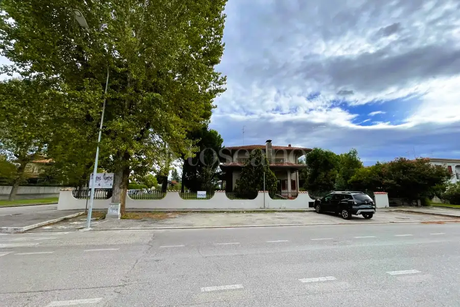 Villa in vendita di 305 mq a €650.000 (rif. 12/2025)