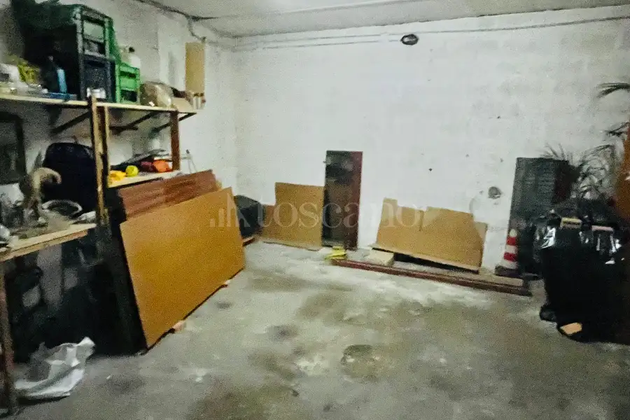 Garage in vendita di 298 mq a €295.000 (rif. 3/2026)