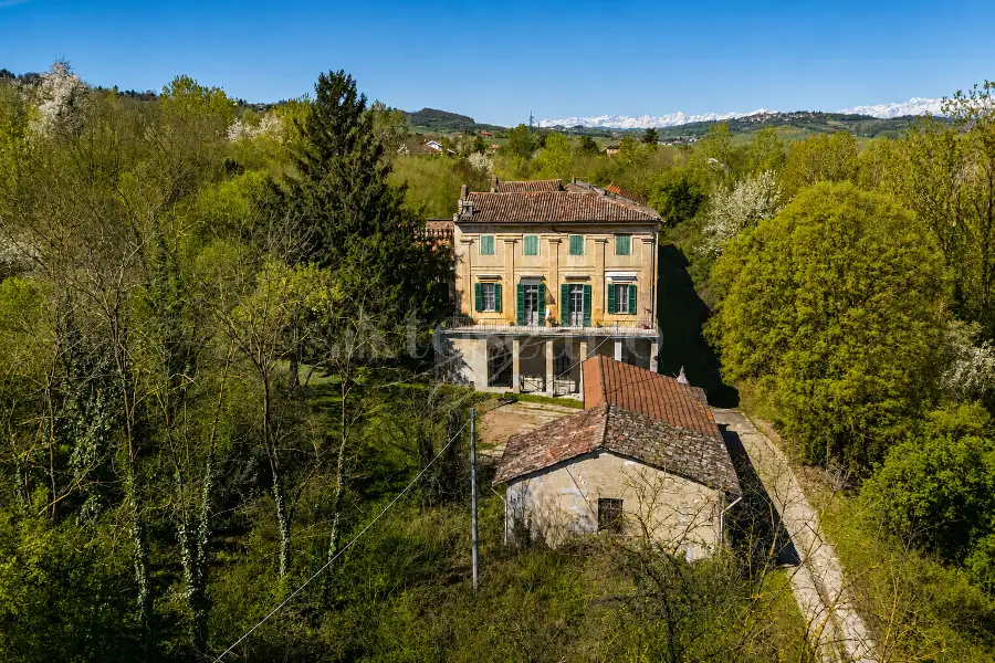 Casale in vendita di 1.000 mq a €1.150.000 (rif. 5/2026)