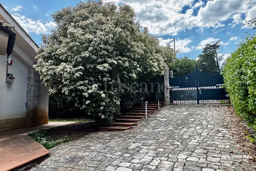 Villa in vendita di 356 mq a €779.000 (rif. 12/2026)