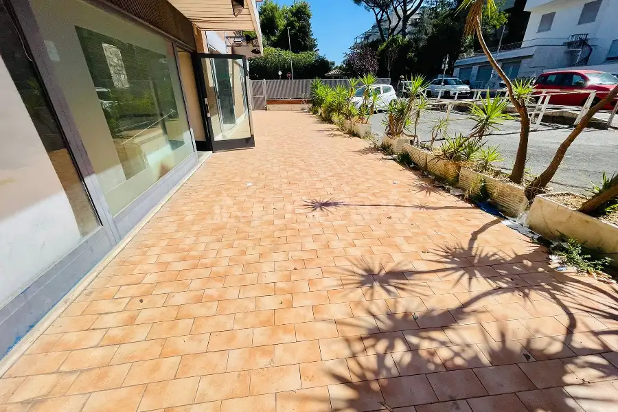 Negozio in affitto di 80 mq a €2.300 (rif. 28/2025)