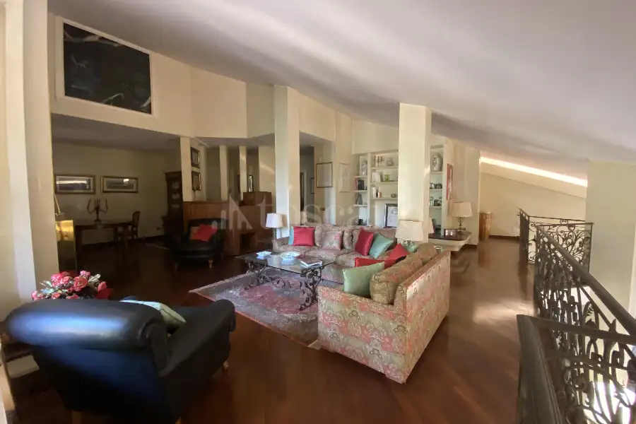 Villa Plurifamiliare in vendita di 850 mq a €899.000 (rif. 5/2026)