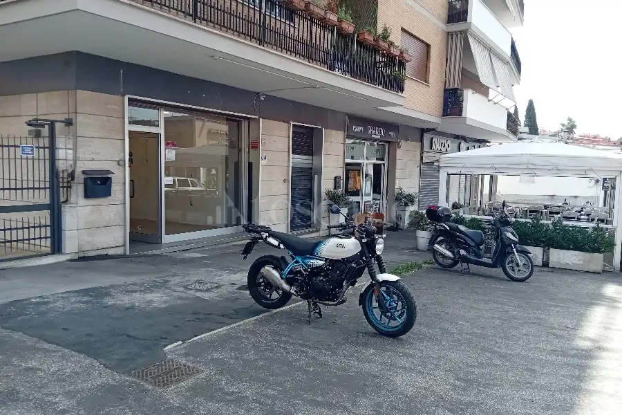 Negozio in affitto di 60 mq a €3.900 (rif. 26/2025)