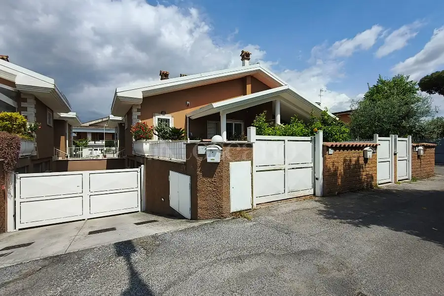 Villa Plurifamiliare in vendita di 90 mq a €299.000 (rif. 9/2026)