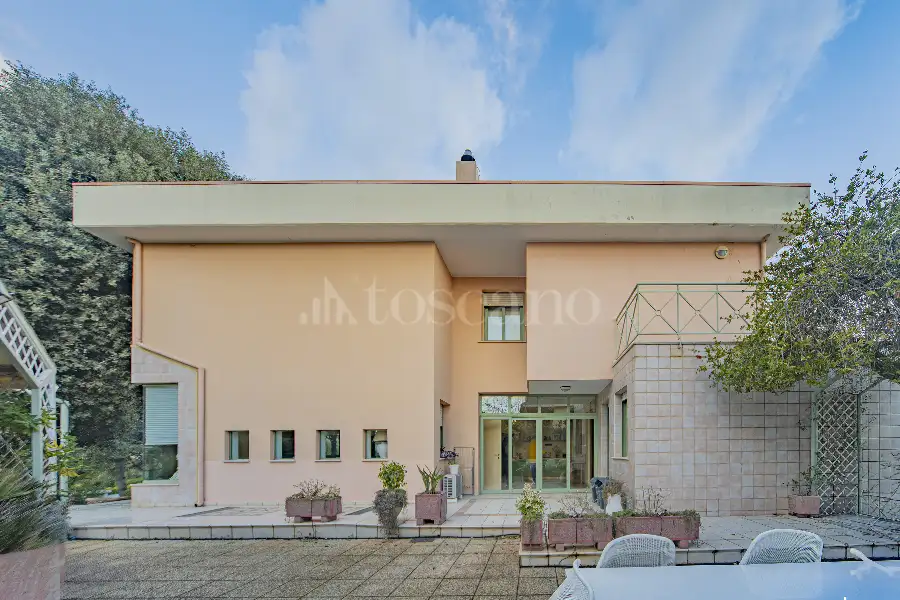 Villa in vendita di 500 mq a €990.000 (rif. 100/2025)