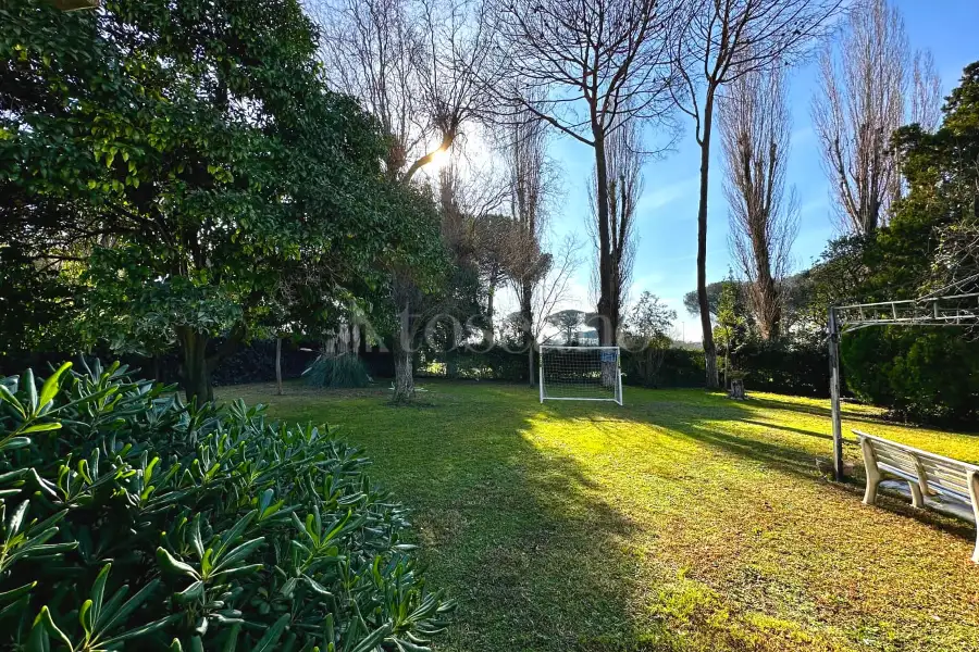 Villa Bifamiliare in vendita di 260 mq a €729.000 (rif. 5/2026)