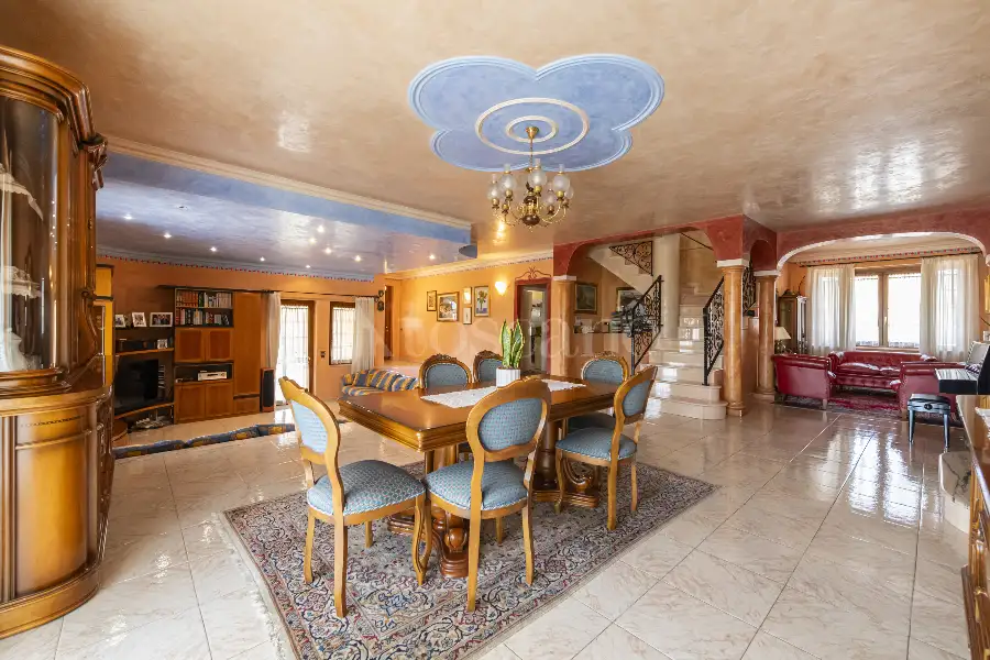 Villa in vendita di 645 mq a €960.000 (rif. 21/2026)