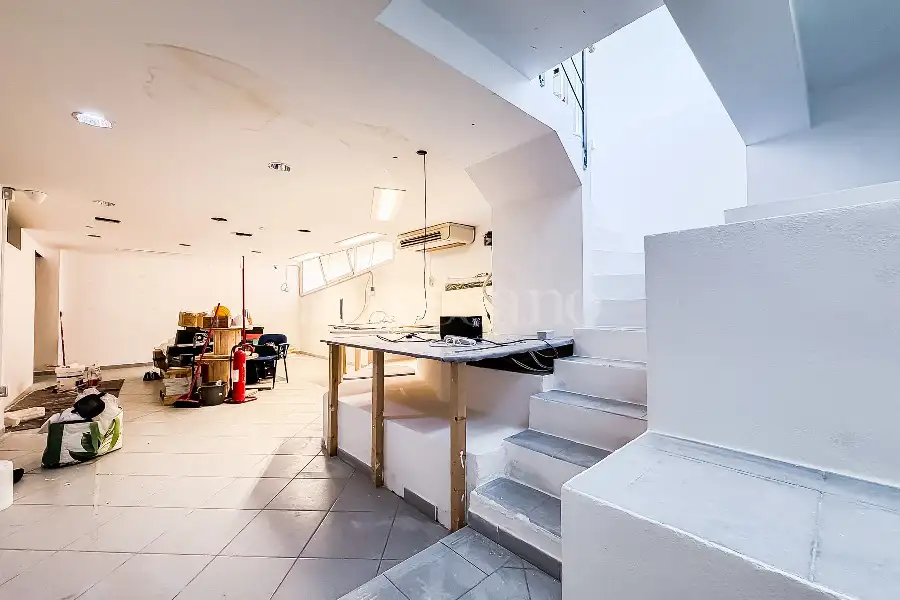 Negozio in vendita di 220 mq a €309.000 (rif. 8/2026)