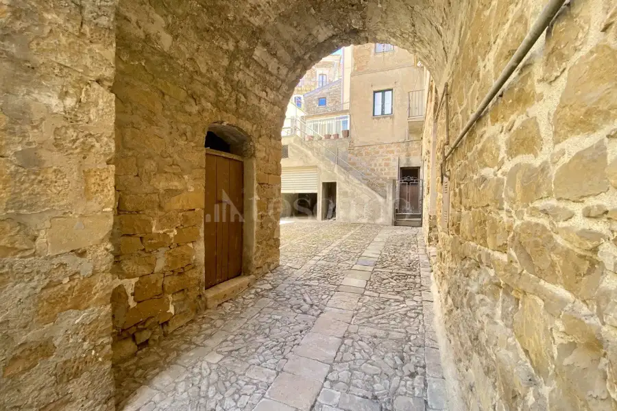 Casa in vendita di 220 mq a €89.000 (rif. 77/2024)