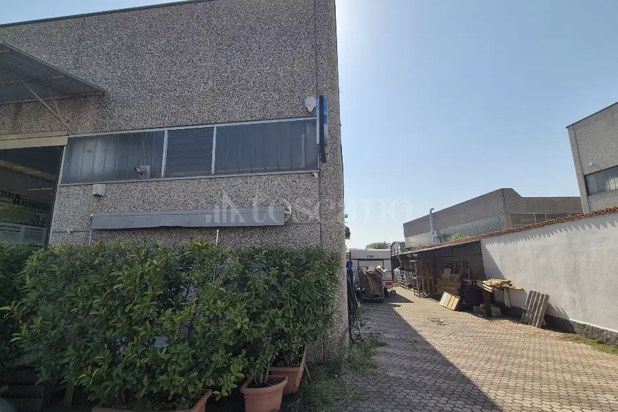 Capannone in vendita di 300 mq a €250,000 (rif. TS0108VE)