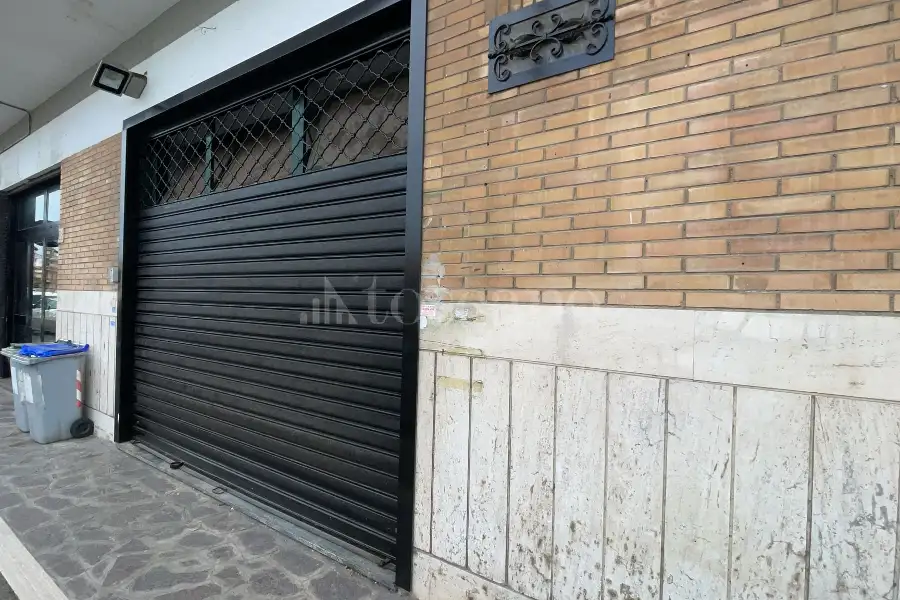 Negozio in affitto di 40 mq a €750 (rif. 21/2026)