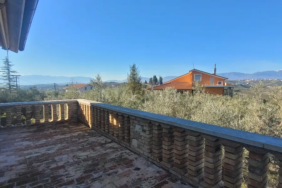 Villa in vendita di 480 mq a €880.000 (rif. 4/2026)