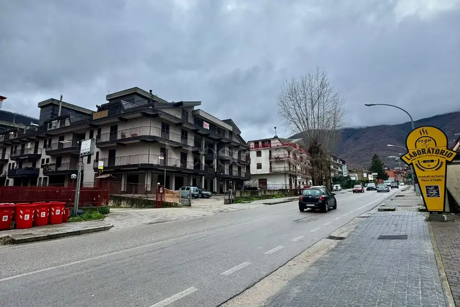 Negozio in vendita di 180 mq a €85.000 (rif. 11/2026)
