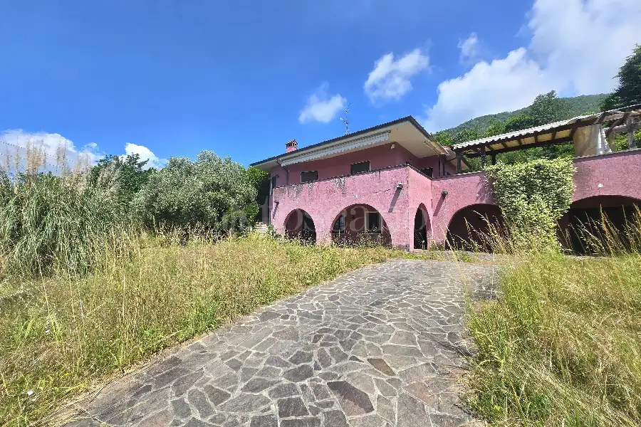 Villa in vendita di 200 mq a €780.000 (rif. 38/2026)