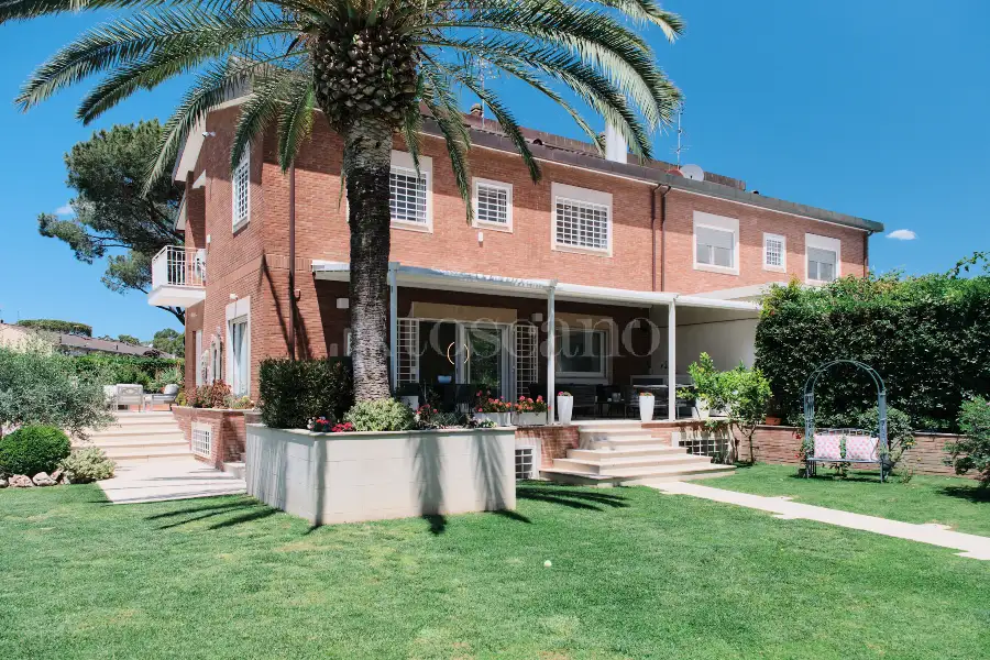 Villa Bifamiliare in vendita di 510 mq a €1.850.000 (rif. 30/2026)