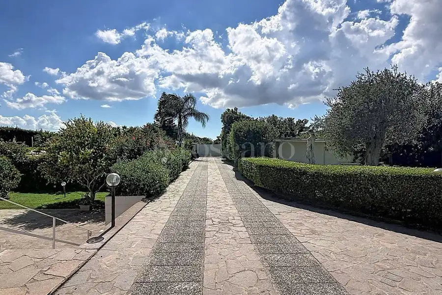 Casa Indipendente in vendita di 250 mq a €879.000 (rif. 203/2026)