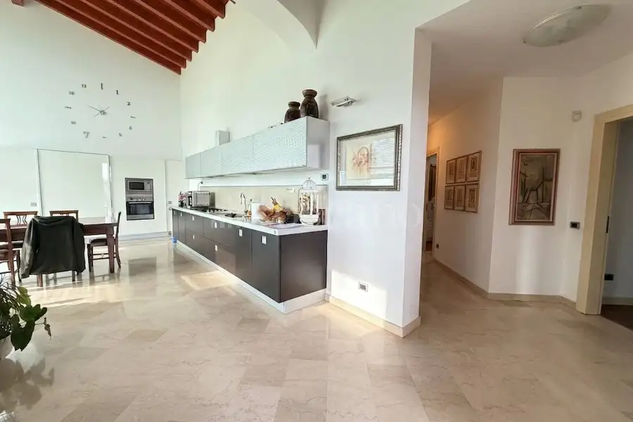 Villa in vendita di 230 mq a €950.000 (rif. 17/2026)