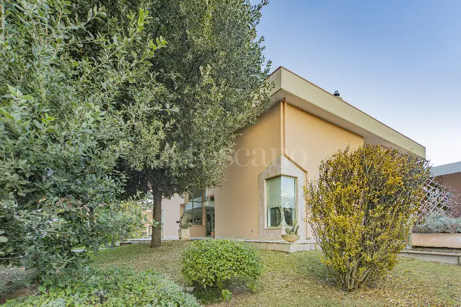 Villa in vendita di 500 mq a €990.000 (rif. 100/2025)