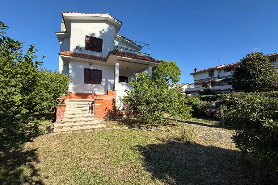 Villa in vendita di 250 mq a €739.000 (rif. 100/2026)