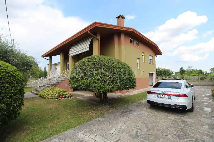Casa Indipendente in vendita di 192 mq a €149.000 (rif. 145/2026)