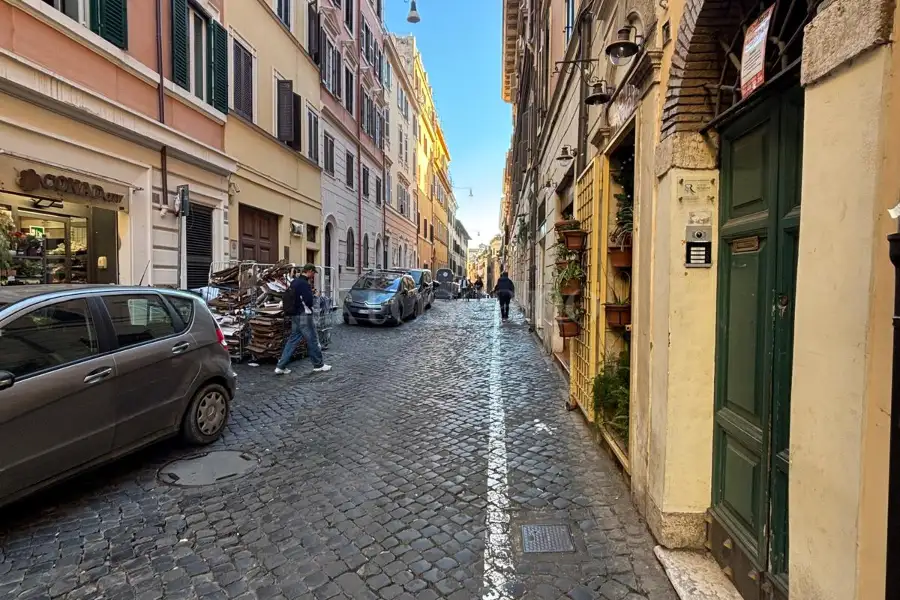 Negozio in vendita di 120 mq a €450.000 (rif. 5/2026)