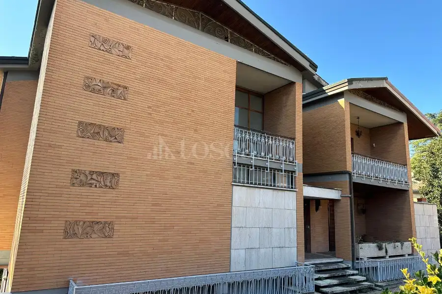Villa Plurifamiliare in vendita di 800 mq a €1.069.000 (rif. 56/2024)