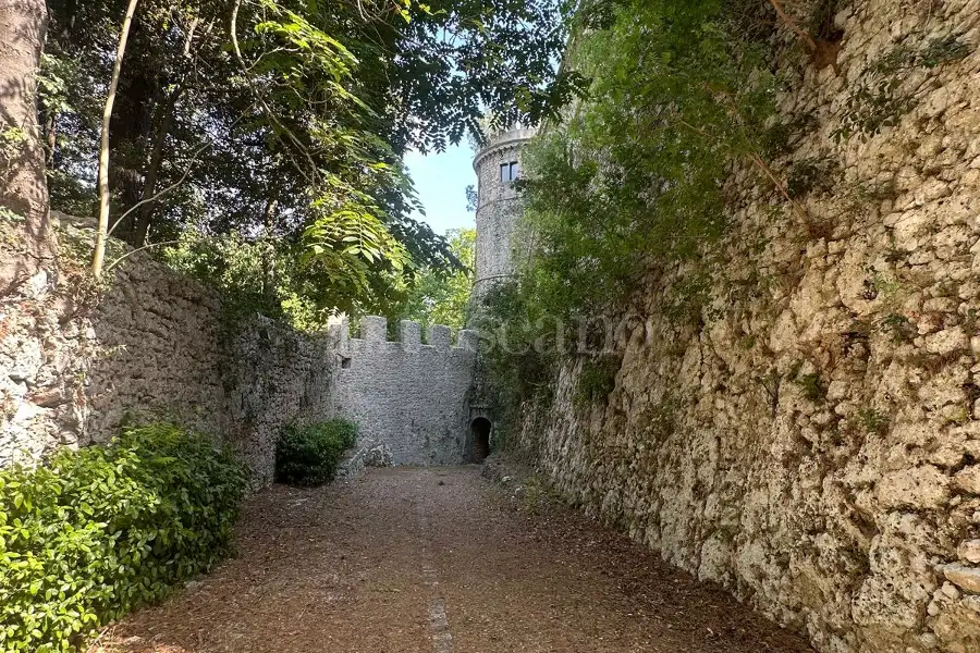 Palazzo in vendita di 3.000 mq trattativa riservata (rif. 69/2026)