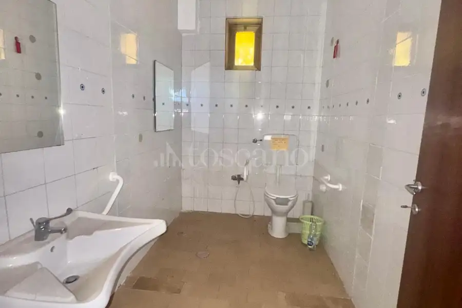 Negozio in vendita di 300 mq a €49.000 (rif. 64/2026)