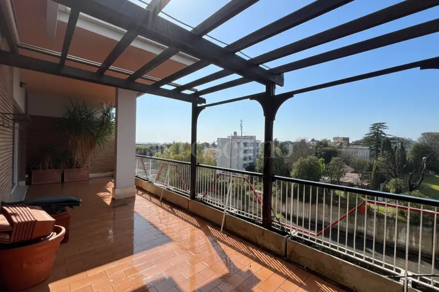 Attico in vendita di 230 mq a €1.650.000 (rif. 1/2026)