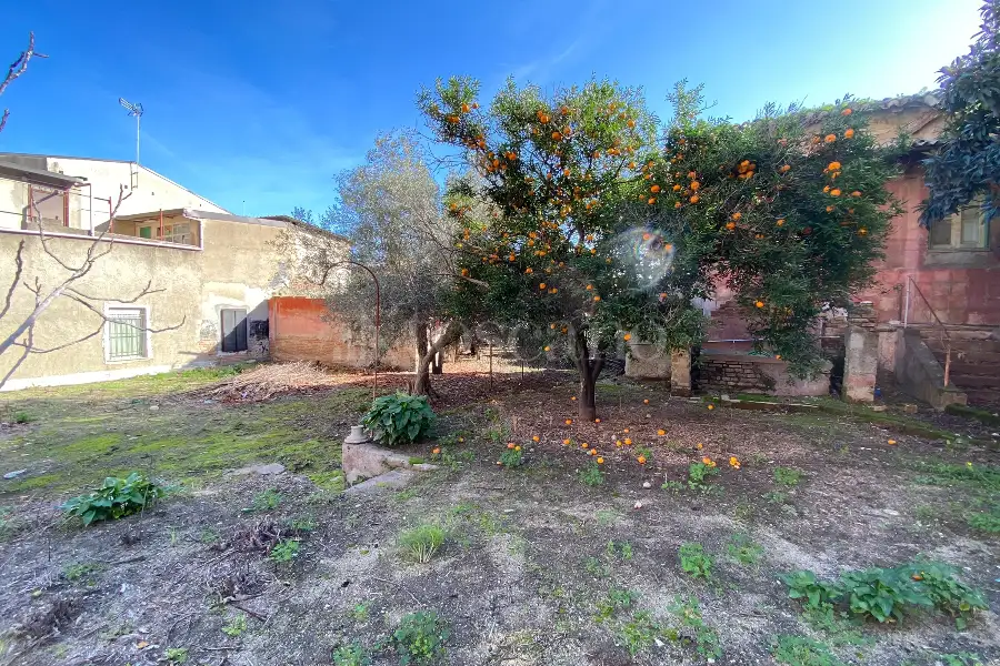 Villa in vendita di 225 mq a €100.000 (rif. 98/2016)