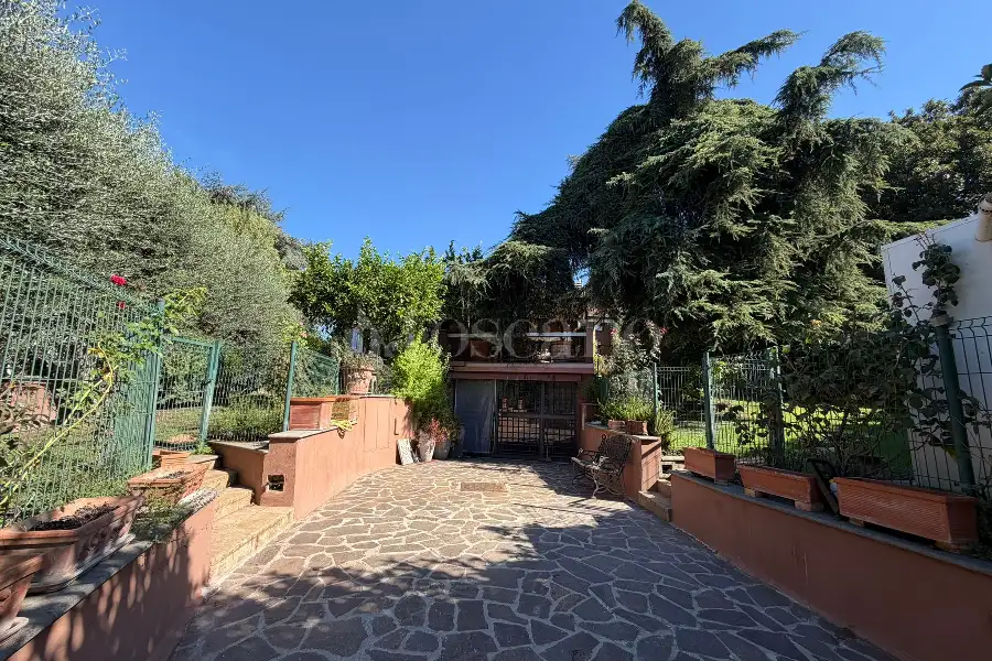 Villa Plurifamiliare in vendita di 430 mq a €395.000 (rif. 19/2026)