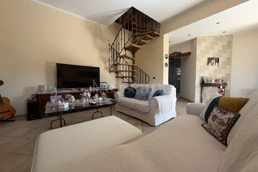 Villa Plurifamiliare in vendita di 400 mq a €399.000 (rif. 137/2026)