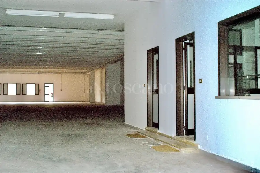 Negozio in affitto di 1.300 mq a €3.000 (rif. 13/2026)