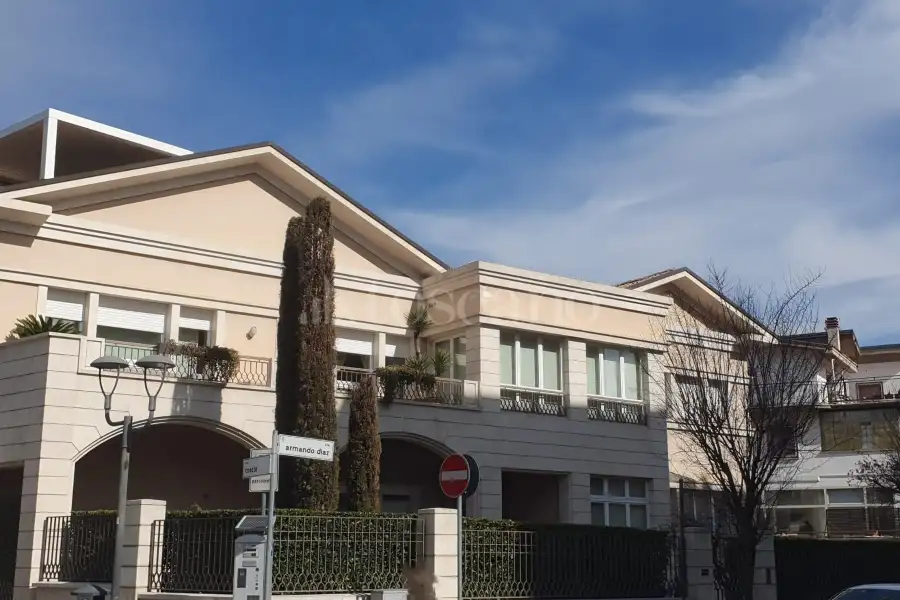 Villa in vendita di 800 mq trattativa riservata (rif. 23/2024)