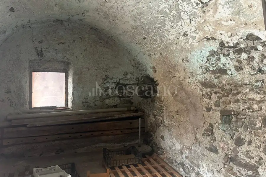 Palazzo in vendita di 330 mq a €300.000 (rif. 3/2026)