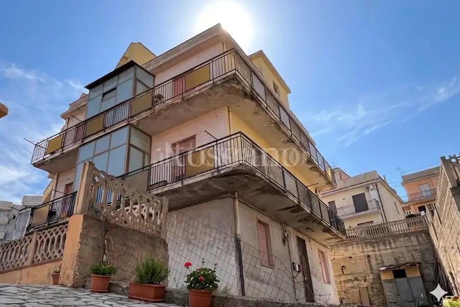 Palazzo in vendita di 300 mq a €215.000 (rif. 40/2025)
