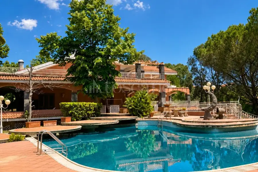 Villa in vendita di 653 mq a €1.180.000 (rif. 98/2026)
