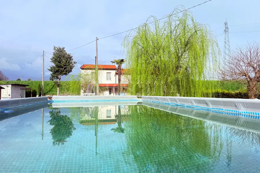 Casale in vendita di 300 mq a €990.000 (rif. 9/2026)