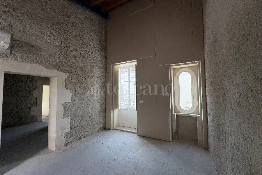 Palazzo in vendita di 420 mq a €800.000 (rif. 107/2026)