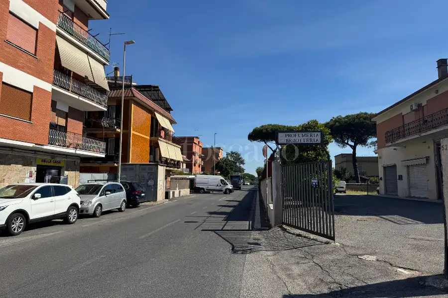 Negozio in affitto di 90 mq a €1.250 (rif. 10/2026)