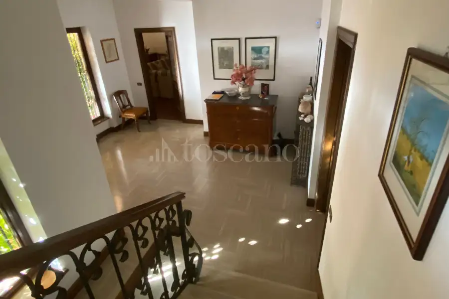 Villa Plurifamiliare in vendita di 850 mq a €899.000 (rif. 5/2026)