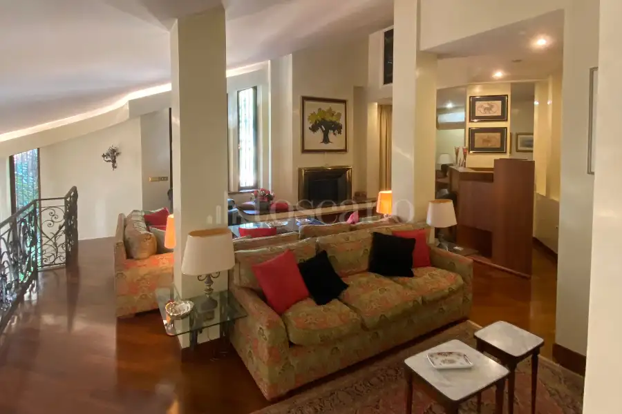 Villa Plurifamiliare in vendita di 850 mq a €899.000 (rif. 5/2026)