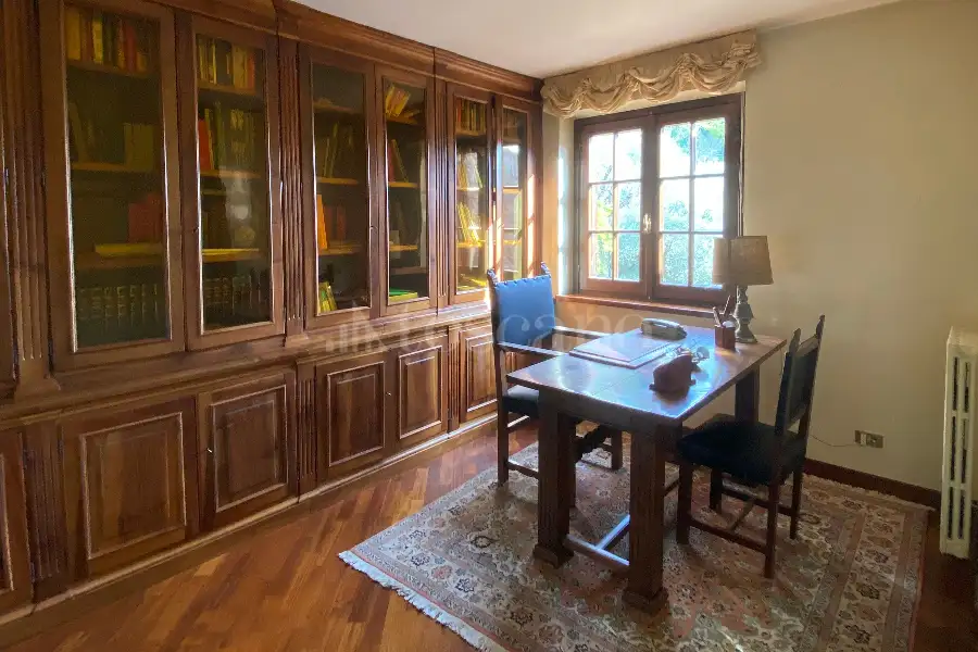 Villa Plurifamiliare in vendita di 850 mq a €899.000 (rif. 5/2026)